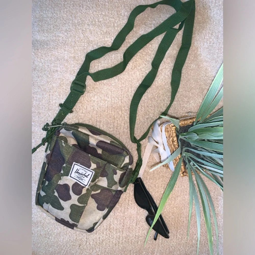 Unisex Herschel Cruz Crossbody Camo Bag - Picture 1 of 9
